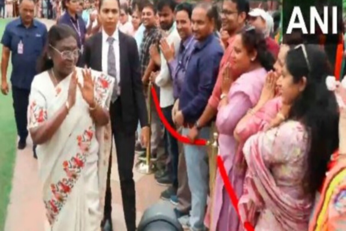 Teachers' Day: President Droupadi Murmu greets teachers at Rashtrapati Bhavan