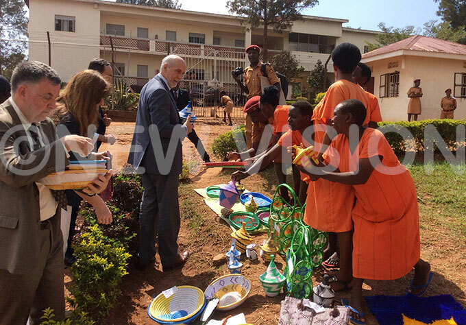  nmates  of uzira  omens  rison presenting their crafts  to the   heads of delegation  tilio acifici as other heads  of missions  look on