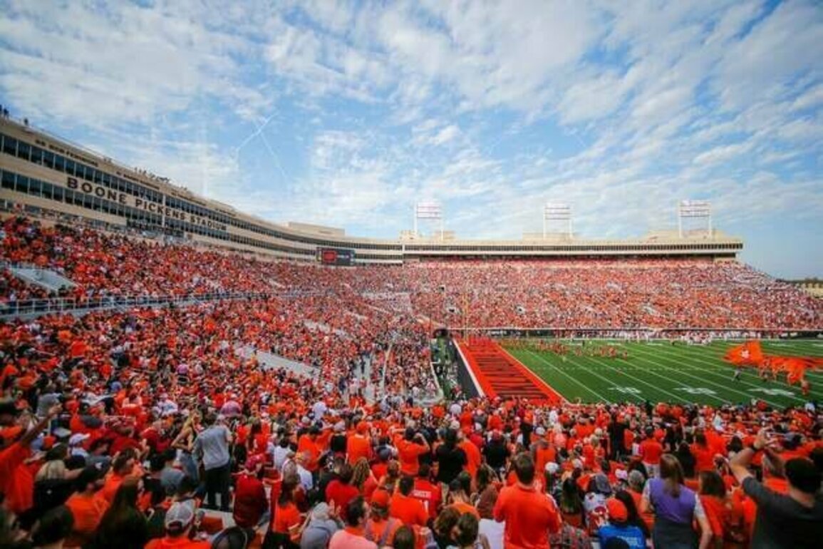 Oklahoma selling fans press conference tickets for $700