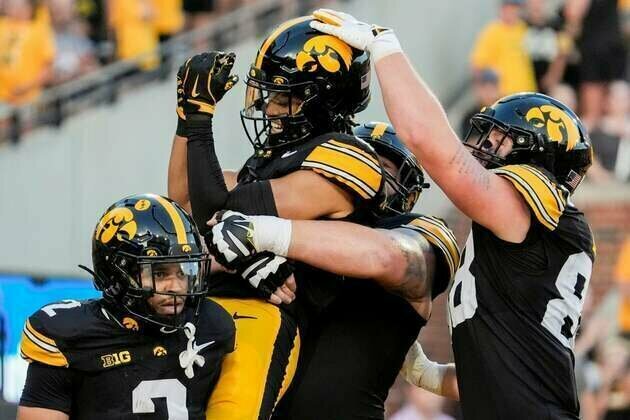 Iowa blows past UMass behind 3 Mark Gronowski TDs