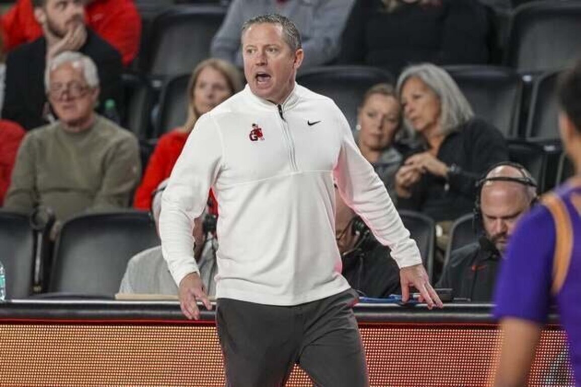Georgia uses strong second half to blow by Cincinnati