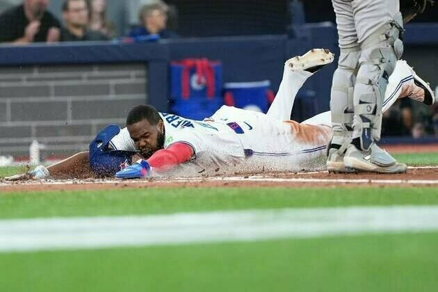 Jays down Yankees for club-best 11th straight home win