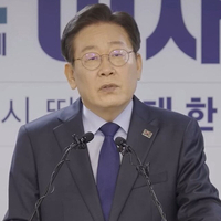 South Korean president seeks peaceful ties with North Korea 
