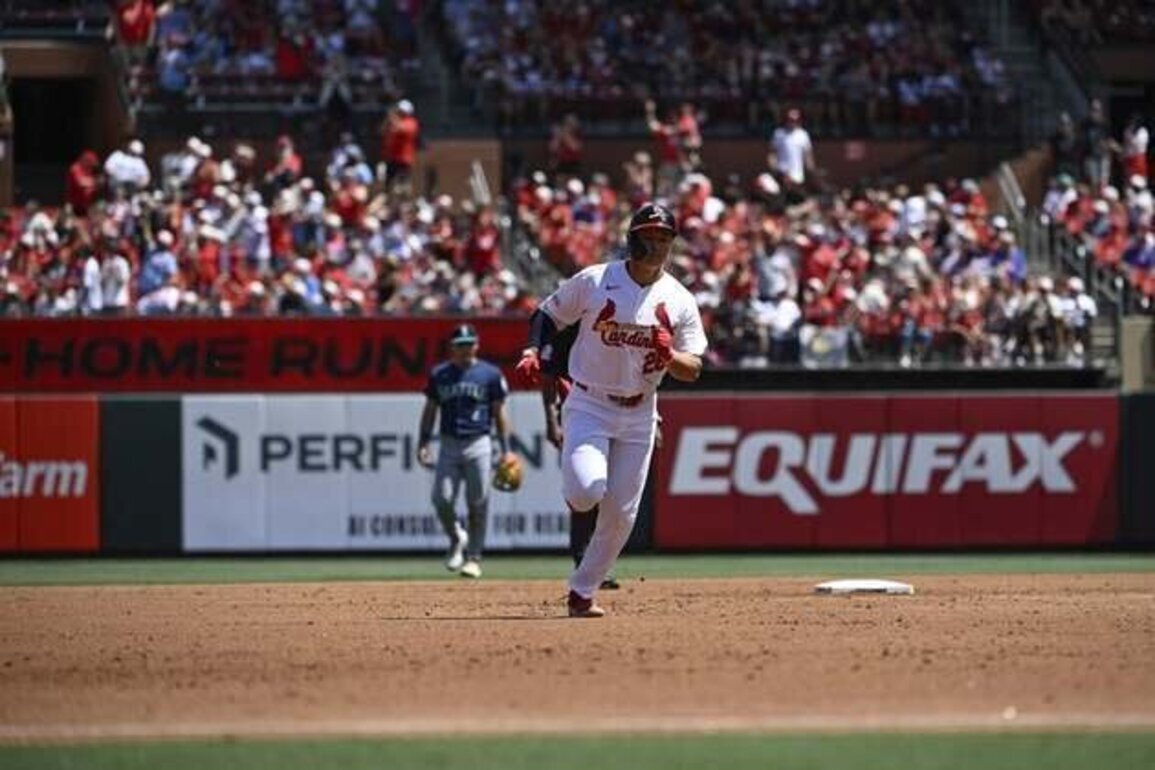 Rob Refsnyder's blast lifts Mariners past Cardinals