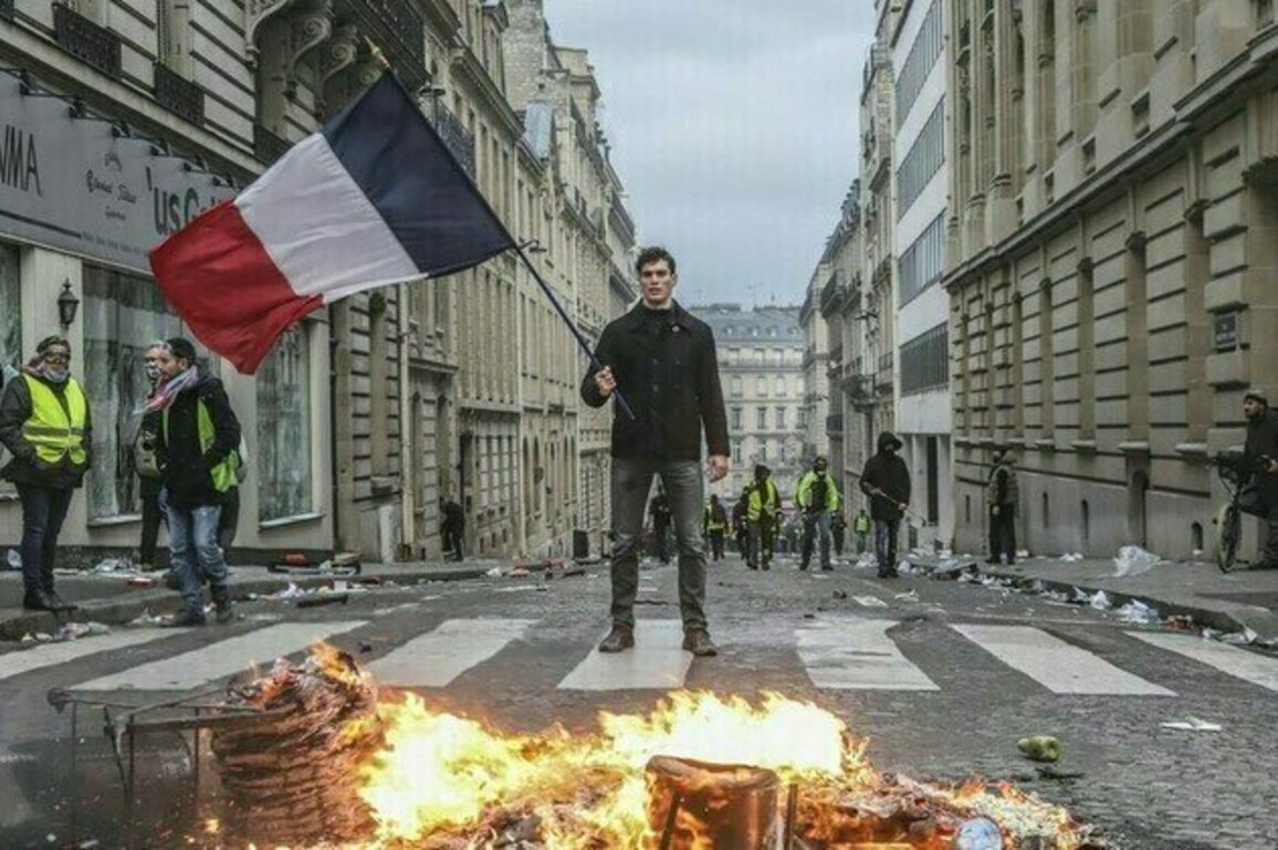 Will the French regime go Soviet