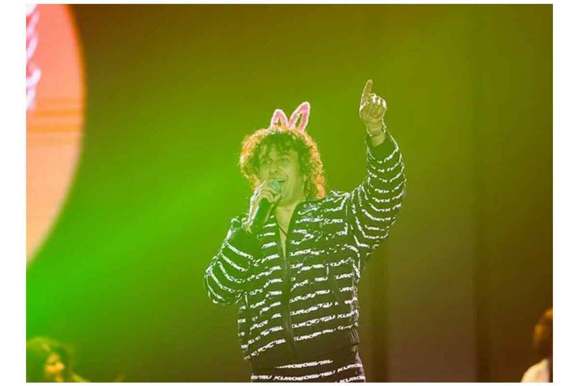 "Only vape, Pookie band": Sonu Nigam denies stones thrown at him during college event