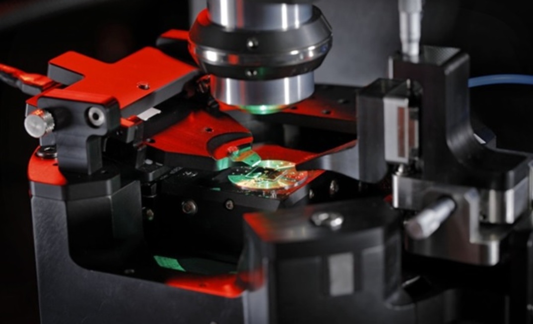 A quantum magnetometer in the micro-fabrication process.