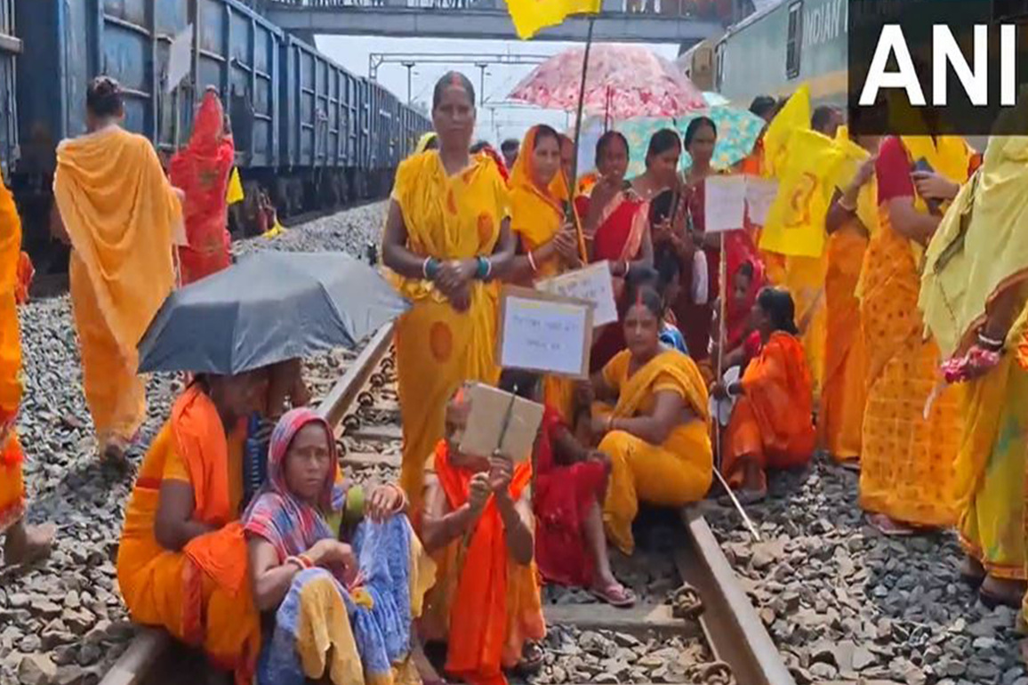 Kurmi community starts rail blockade in Jharkhand and West Bengal, demanding ST status