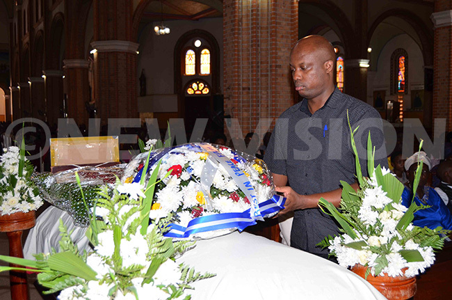  lbert ugumya of ampala lub imited lays a wreath on the casket containing the remains of zee anta 