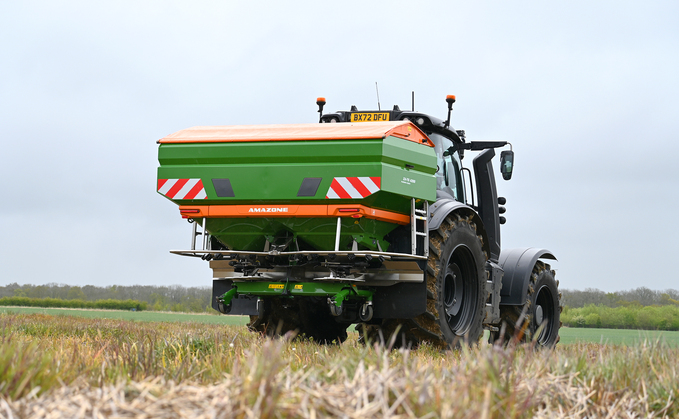 Valtra has devloped a top link self leveling kit for fertiliser spreaders. 