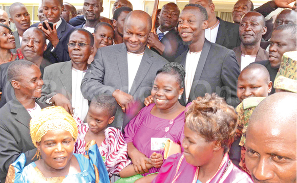 Kabaka (wakati) ng’ali n’abeddira Olugave mu Lubiri e Mmengo. Amuddiridde ku ddyo ye muyimbi Mesach Ssemakula. Kabaka (wakati) ng’ali n’abeddira Olugave mu Lubiri e Mmengo. Amuddiridde ku ddyo ye muyimbi Mesach Ssemakula.