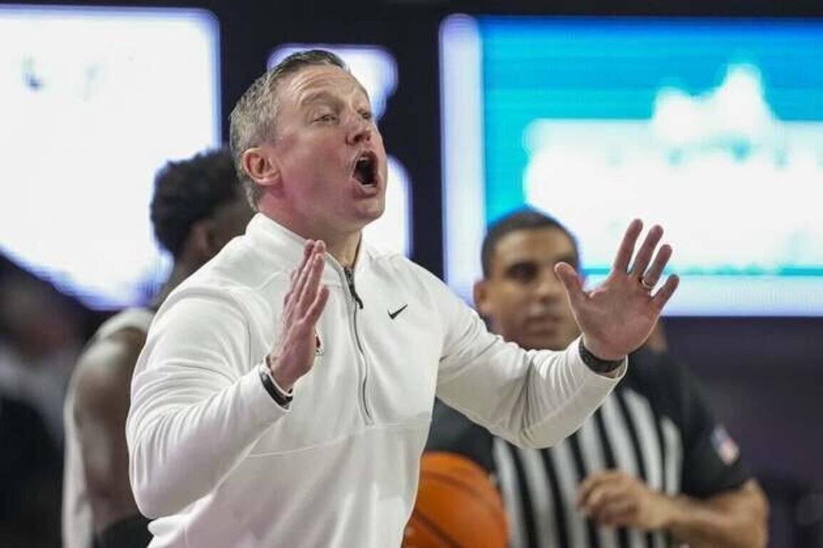 After snapping 9-game skid, Oklahoma hosts reeling Georgia