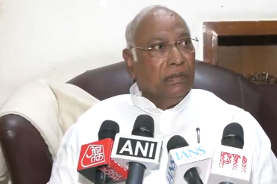 "Congress is not cowardly": Mallikarjun Kharge condemns arrest of Youth Congress Chief Uday Chib