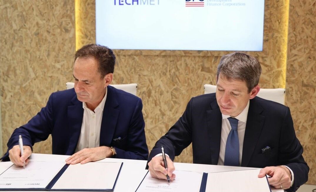 TechMet chief executive Brian Menell and US DFC chief executive Scott Nathan sign the commitment letter at COP28. Source: TechMet