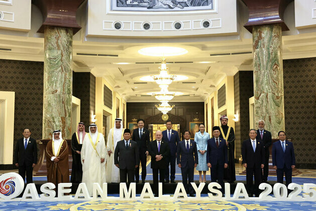 Saud bin Saqr attends luncheon hosted by Malaysian King