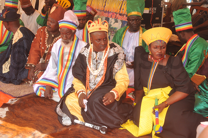 he high priest of ondism aith sabakabona umba ubowa ligaweesa 2nd right and his wife senga ulanama right during the burial ceremony hoto by onald iirya