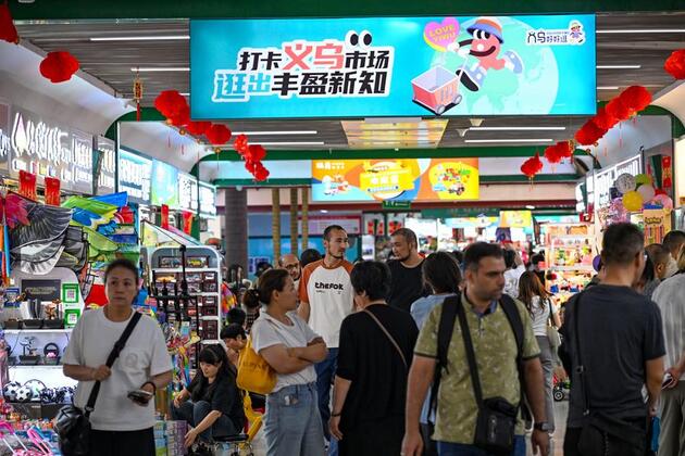 Surging export orders see "world's supermarket" ring Christmas in early