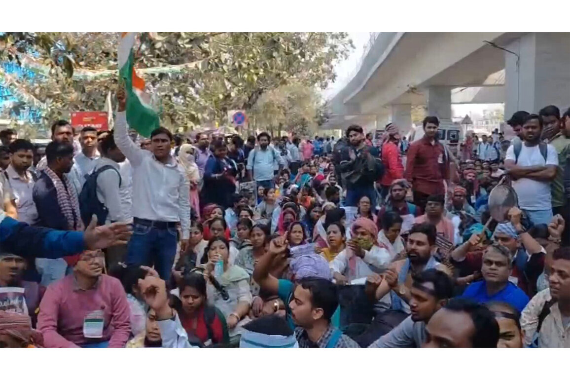 West Bengal: Teachers' protest in front of Bikash Bhavan against corruption, exploitation