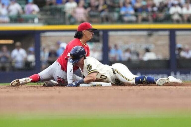 Joey Ortiz's 8th-inning homer lifts Brewers over Reds