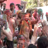 "Special Holi for AAP": Kejriwal, Sisodia celebrate festival of colours in Delhi