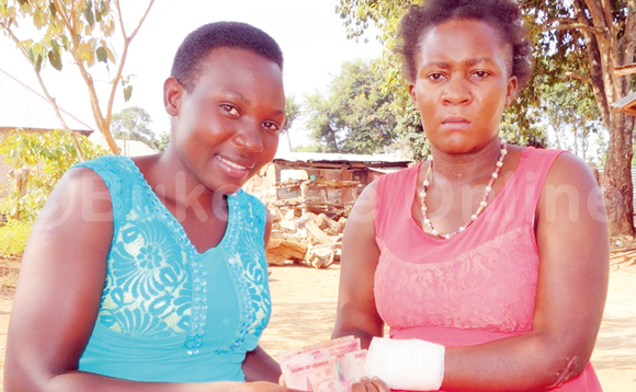 Omukozi wa Bukedde Florence Tumupende ( ku kkono) ng’akwasa Nakacwa ssente. Omukozi wa Bukedde Florence Tumupende ( ku kkono) ng’akwasa Nakacwa ssente.