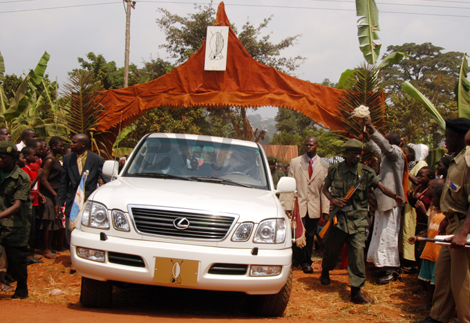 abaka onald uwenda utebi  arrives in ukuli akindye to visit erepetwa abikande who was 104 years old at in 2005