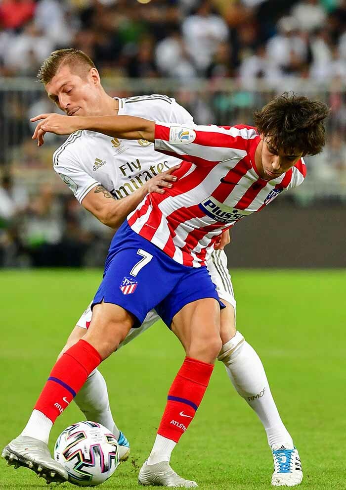  eal adrids erman midfielder oni roos  vies for the ball with tletico adrids ortuguese forward oao elix during the panish uper up final between eal adrid and tletico adrid 
