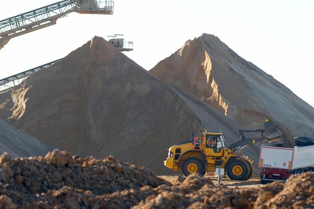 France pushes industry giants to lower carbon footprint