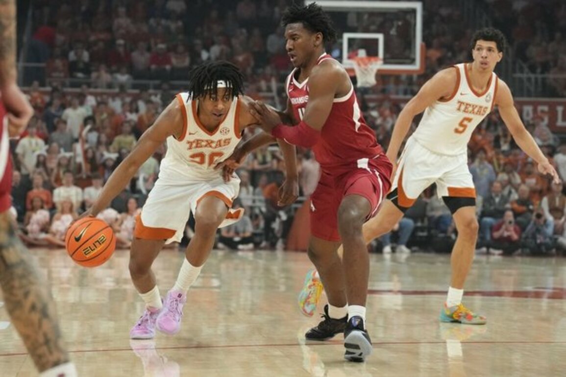 Strong first half helps Arkansas shut down Texas