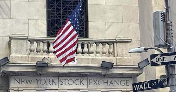 U.S. stocks extend gains in shortened Christmas Eve trading