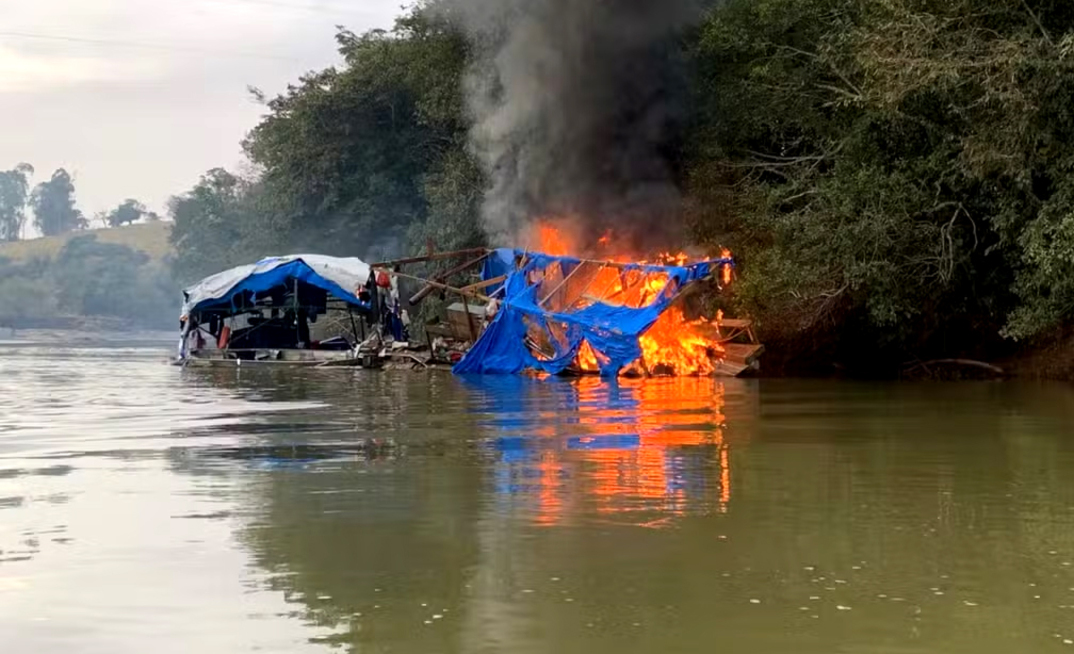 Dragas destruídas em garimpo ilegal de ouro em MG