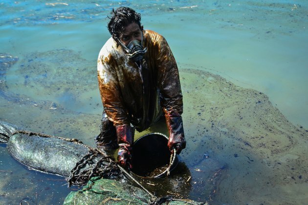 Mauritius Scrambles to Counter Oil Spill From Grounded Ship