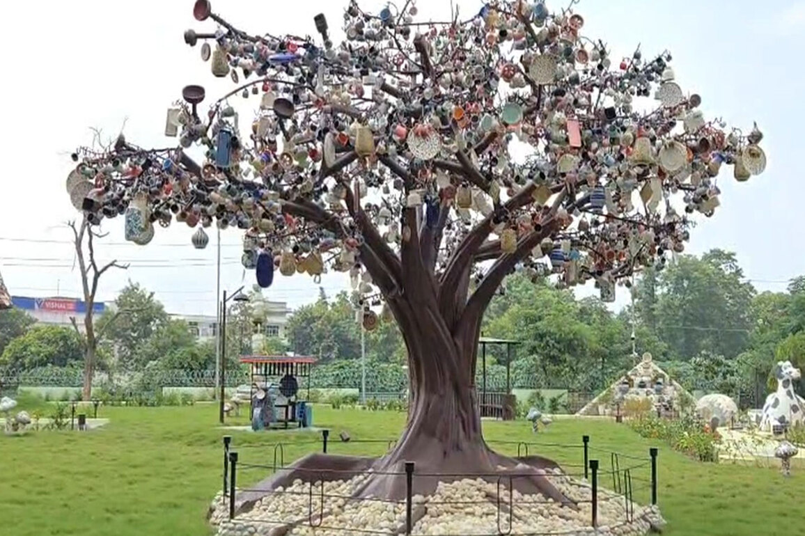 UP: 'Anokhi Duniya' park inaugurated in Khurja, showcases artworks made from ceramic waste