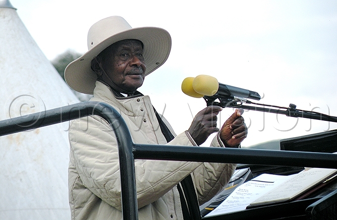 useveni addressing isoro residents at atete playground in urora subcounty hoto by ob amanya 