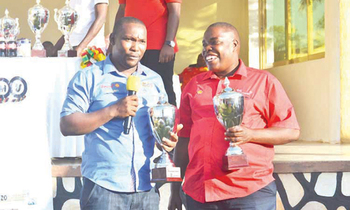 Ronald Ssebuguzi (ku ddyo) ne Leon Ssenyange amusomea maapu Ronald Ssebuguzi (ku ddyo) ne Leon Ssenyange amusomea maapu