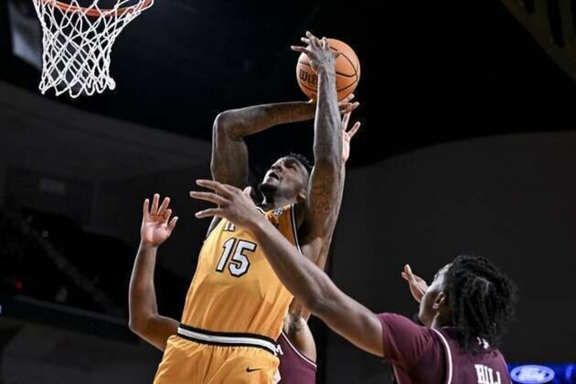 Shawn Phillips Jr.'s late dunk, block lift Missouri over Texas A&M