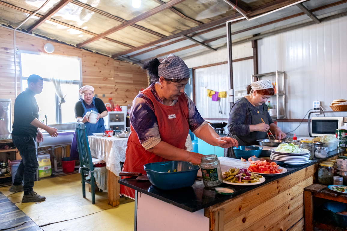 ChineseToday | Woman of Russian ethnic group runs tourism business with delicacies at hometown in N China's Inner Mongolia