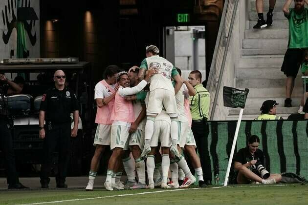 Last-second goal helps Austin beat Seattle, trim standings gap
