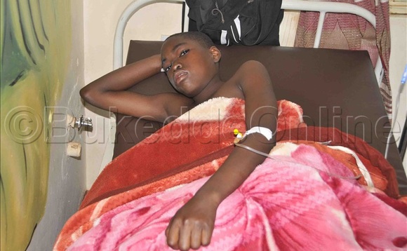 Nalumansi omu ku baana ng'ali mu ddwaliro gye baaweereddwa obujjanjabi. Nalumansi omu ku baana ng'ali mu ddwaliro gye baaweereddwa obujjanjabi.