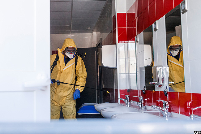   member of the ilitary mergencies nit  carries out a general disinfection at the panid residence for people with physical and intellectual disabilities in adrid