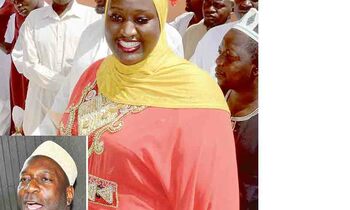 Nabunya ne bba Sheikh Muzaata (mu katono). Nabunya ne bba Sheikh Muzaata (mu katono).