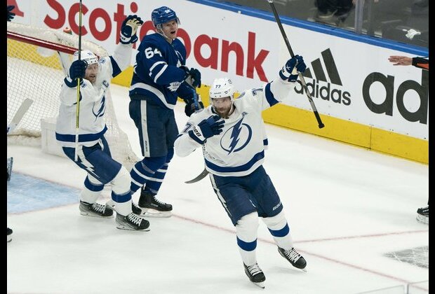 Victor Hedman's four-point effort boosts Lightning over Maple Leafs