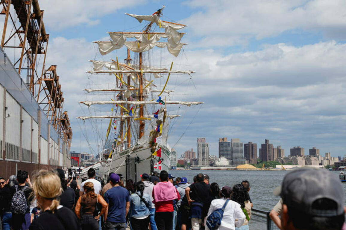 Mexican Navy tall ship crashes into Brooklyn Bridge, killing 2
