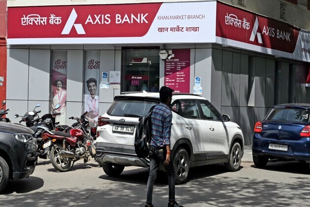 Private banks see leadership reshuffle, HDFC names Rajiv Kumar Chairman-designate, ropes in Axis CFO as next finance chief, Bandhan CFO quits