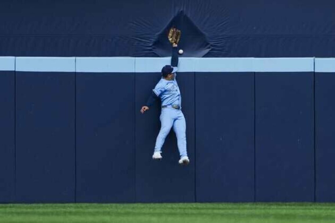 Blue Jays rout Orioles to complete sweep