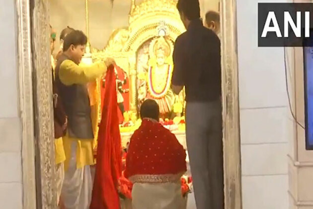 Delhi CM Rekha Gupta offers prayers at Jhandewalan temple