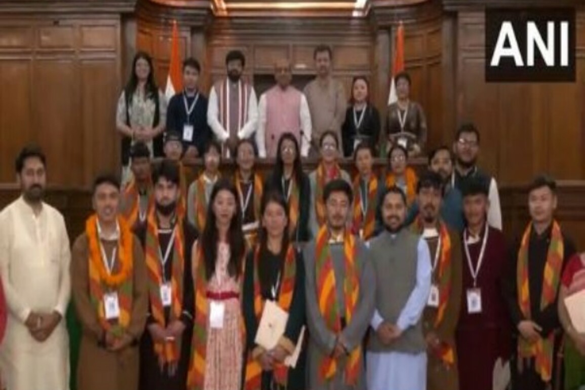 Delhi Speaker hosts 22 students from Ladakh as part of SERU project initiated by ABVP