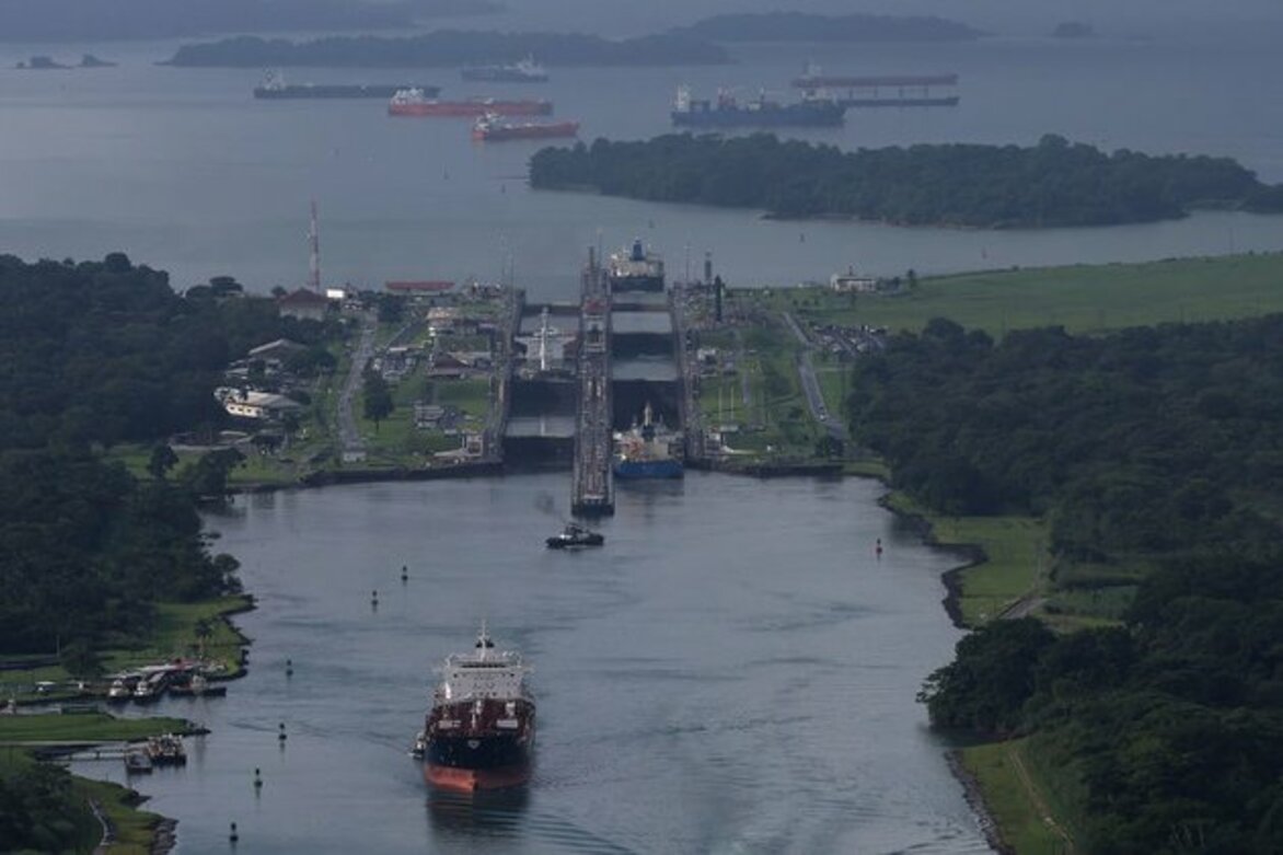 Global trade in jeopardy amid crises at key waterways FT