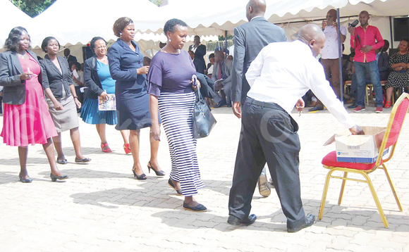 Abamu ku balamuzi nga bakuba akalulu okusalawo ku kwekalakaasa. Abamu ku balamuzi nga bakuba akalulu okusalawo ku kwekalakaasa.
