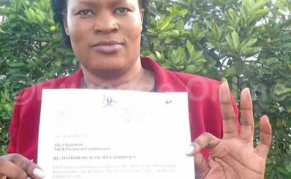 Nantaba lwe yalaga ekiwandiiko kye yafulumya ng’asazizzaamu okuvuganya ku tikiti ya NRM. Nantaba lwe yalaga ekiwandiiko kye yafulumya ng’asazizzaamu okuvuganya ku tikiti ya NRM.
